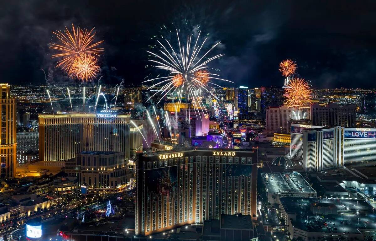 Los fuegos artificiales de Año Nuevo estallan sobre el Strip vistos desde lo alto de la Torre ...