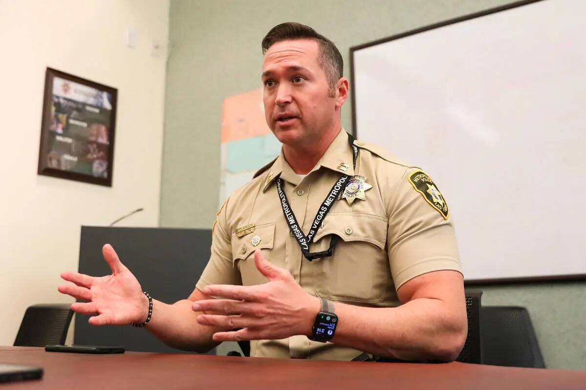 El capitán Branden Clarkson, comandante de la oficina de Bolden Area Command, habla sobre el r ...