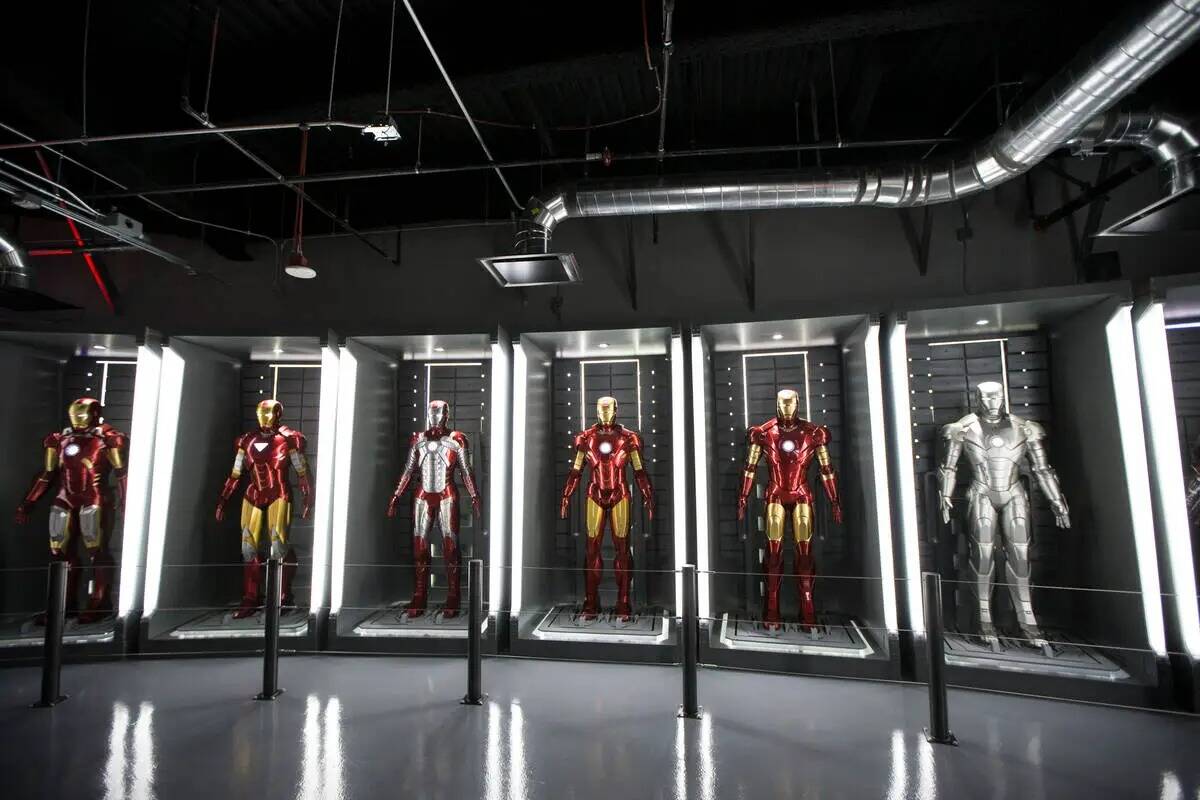 Trajes de personajes de la película Iron Man se ven en la estación Marvel's Avengers dentro d ...