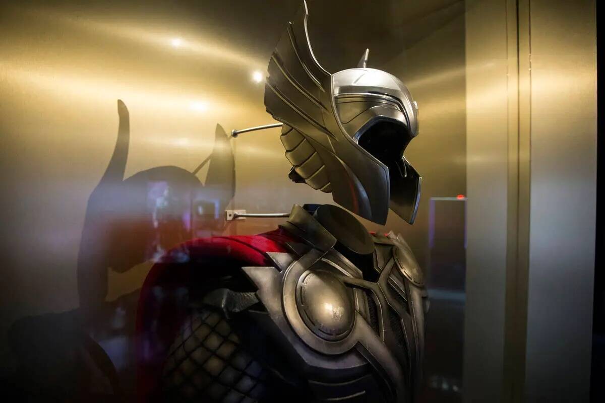 Un traje de personaje de película para Thor se ve en la estación Marvel's Avengers dentro del ...