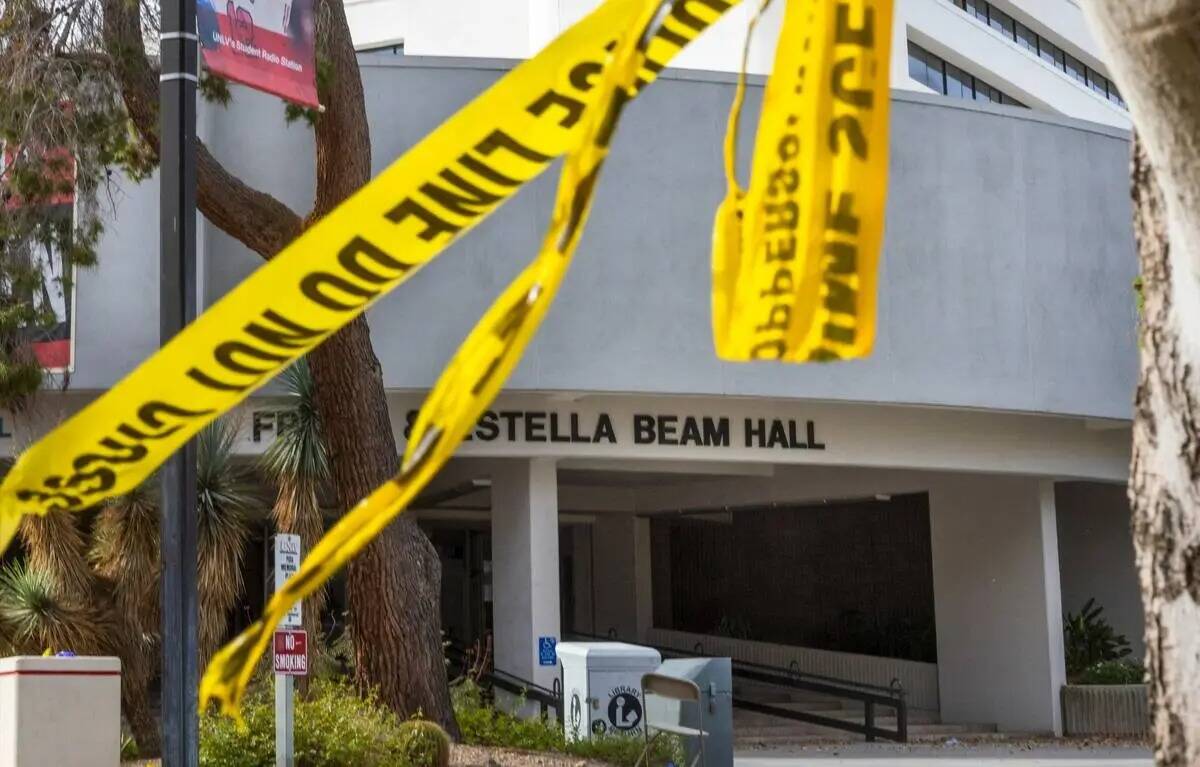 La cinta policial permanece en un árbol fuera de la entrada del Frank and Estella Beam Hall tr ...