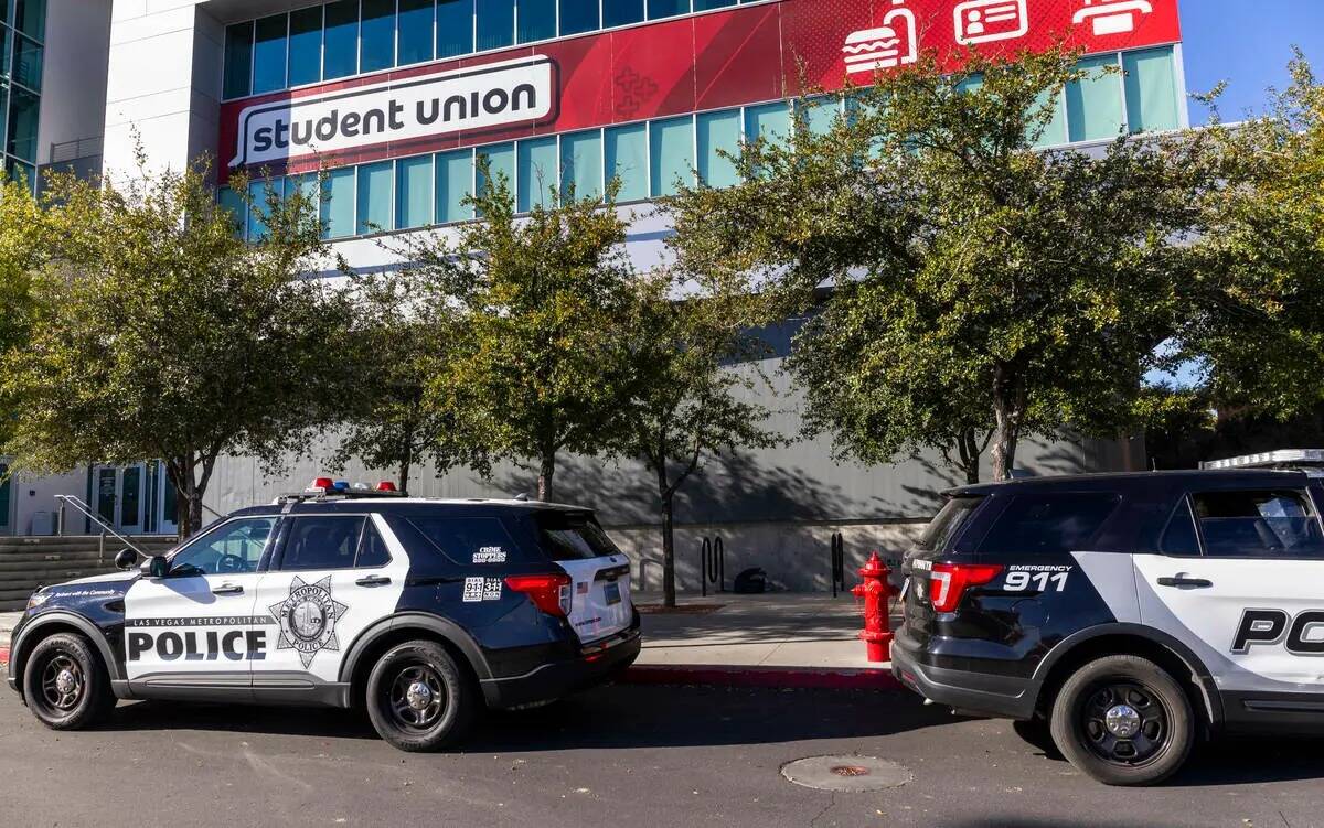 Los vehículos de la Policía Metropolitana siguen estacionados en el exterior de la Unión de ...