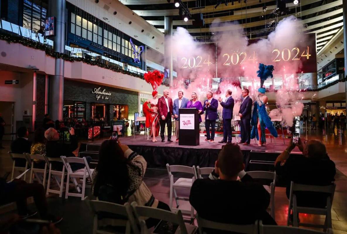 Funcionarios aplauden en una conferencia de prensa anunciando el plan de fuegos artificiales de ...