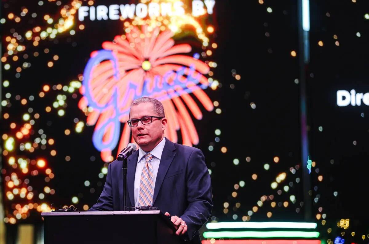 Scott Cooper, director de desarrollo de negocio de Fireworks by Grucci, habla en una rueda de p ...