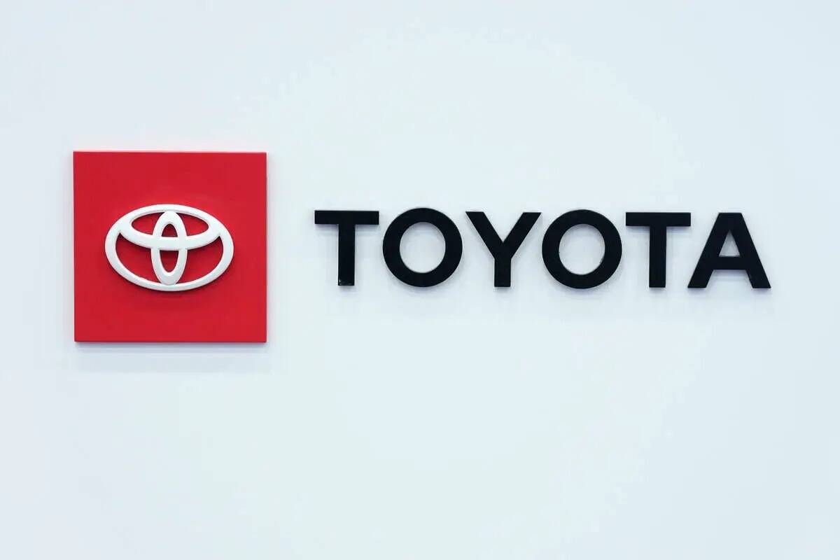 El logotipo de Toyota se ve, 13 de septiembre 2023, en el North American International Auto Sho ...