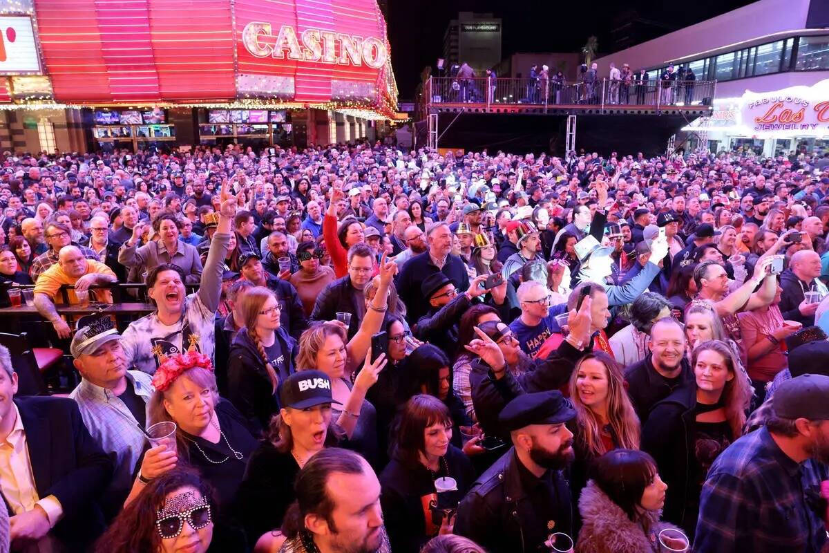 Los fiesteros de Año Nuevo bailan al ritmo de Bush, que se presenta en 3rd Street State, en Fr ...