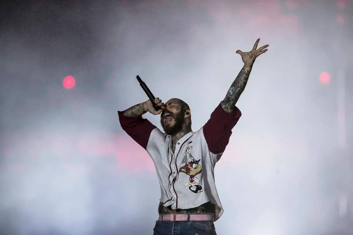 El rapero estadounidense Post Malone se presenta durante el festival de música Rock in Rio en ...