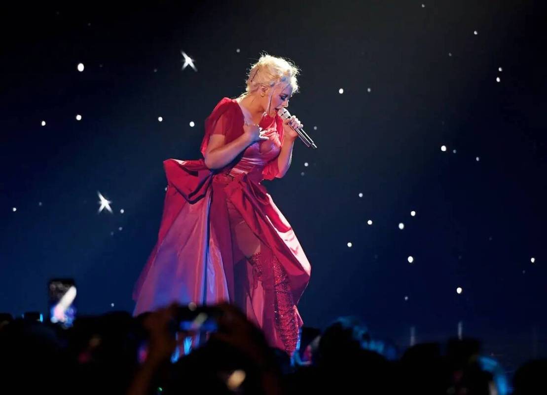 Christina Aguilera se presenta en la gran inauguración de su nuevo espectáculo en Planet Holl ...