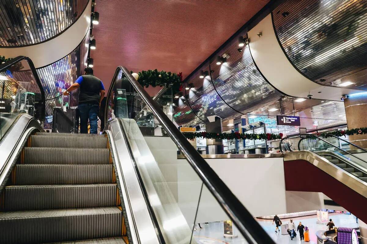 Un viajero utiliza las escaleras mecánicas del Aeropuerto Internacional Harry Reid el miércol ...