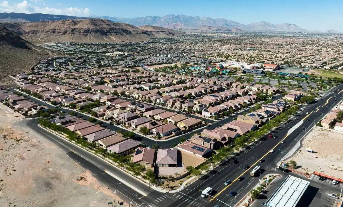 ¿Hacia dónde se dirigirá el sector inmobiliario del valle de Las Vegas en 2024? Vista aérea ...