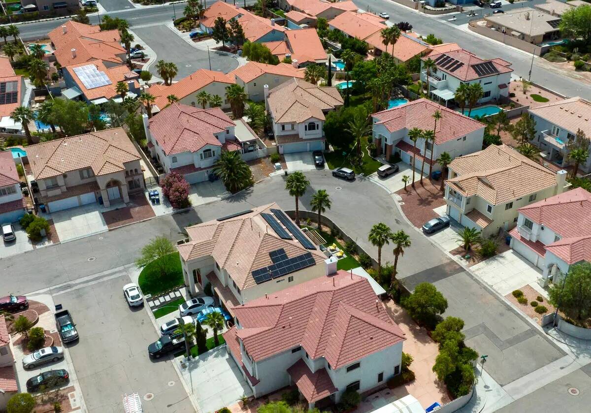 Una foto aérea muestra casas cerca de Buffalo Drive, el jueves 15 de junio de 2023, en Las Veg ...
