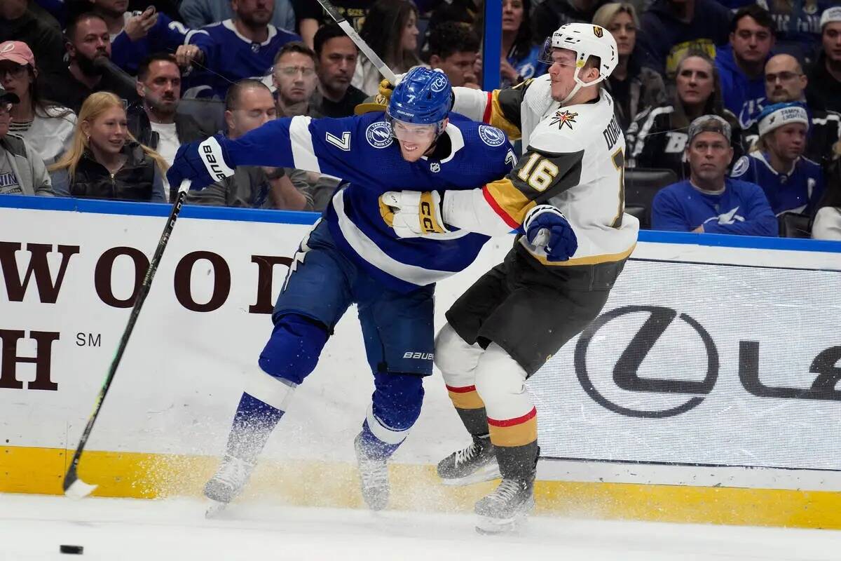 El defensa de los Tampa Bay Lightning Haydn Fleury (7) y el ala izquierda de los Vegas Golden K ...