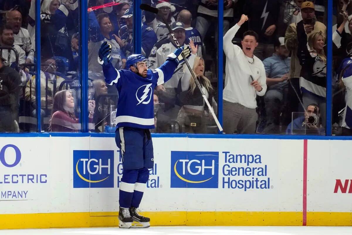 El ala izquierda de los Tampa Bay Lightning, Nick Paul (20), celebra después de anotar contra ...