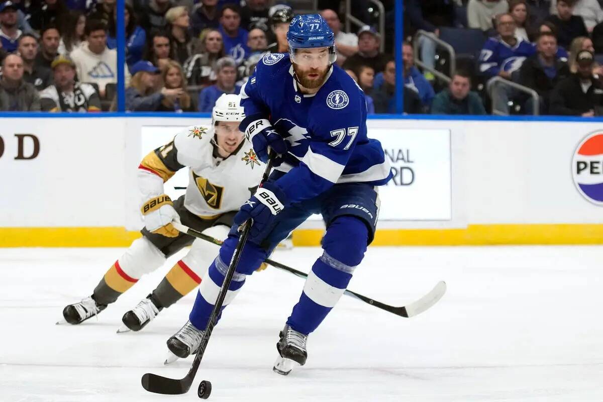 El defensa de los Tampa Bay Lightning Victor Hedman (77) lleva el puck por delante del centro d ...