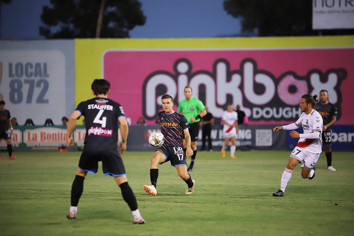 Las Vegas Lights FC perdió 2-1 ante Sacramento Republic FC en un cotejo parejo. Es la octava d ...