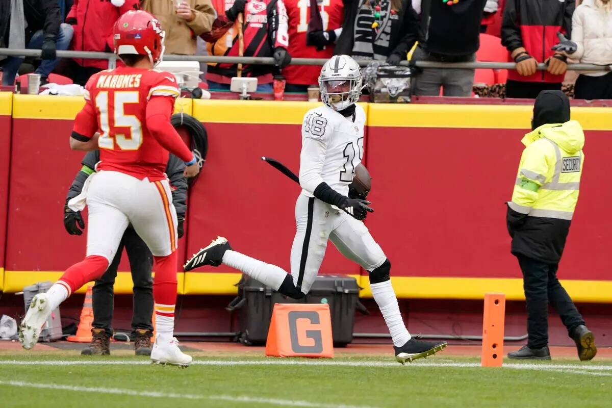 El cornerback de los Raiders de Las Vegas, Jack Jones, anota tras interceptar un pase y correr ...