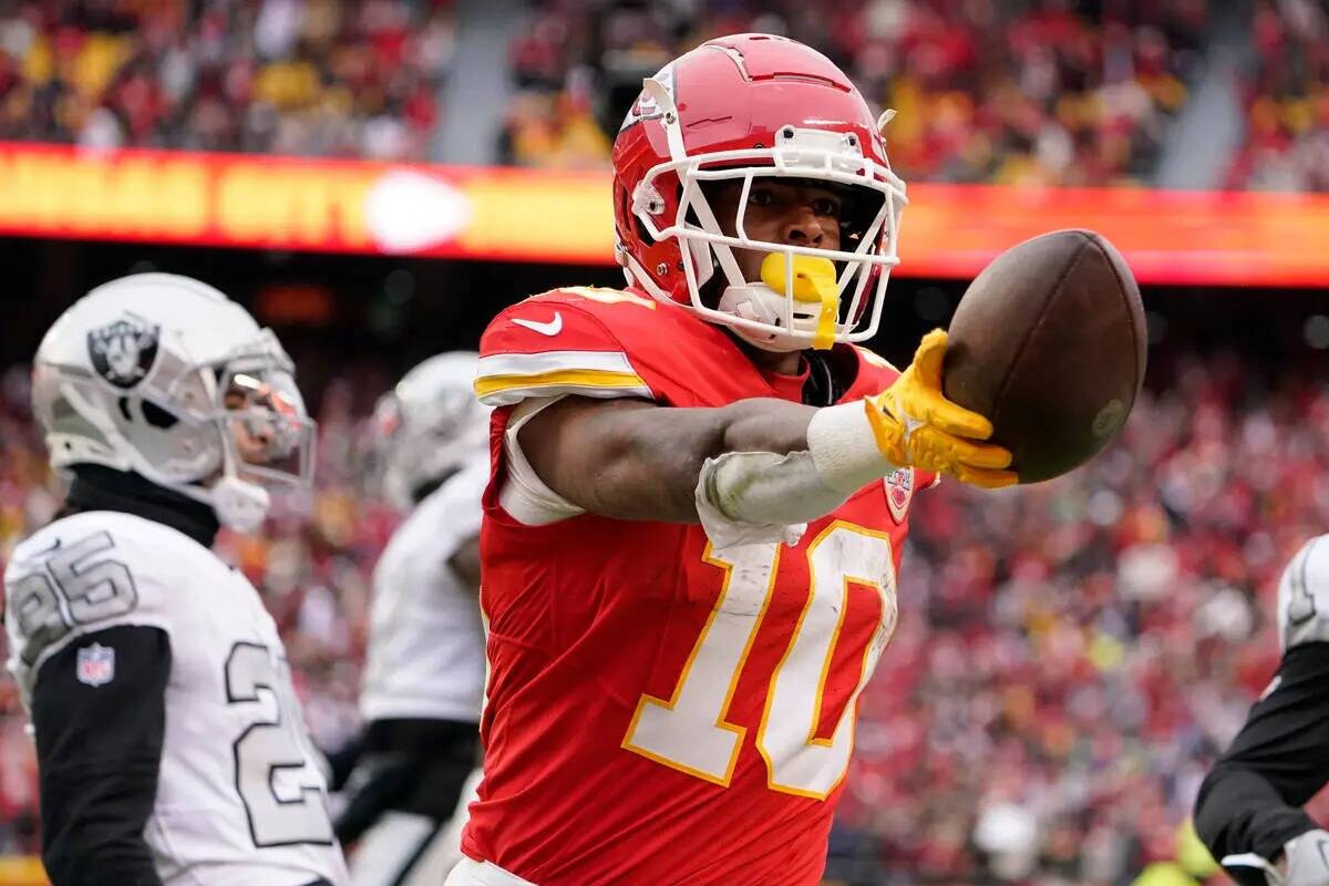 El running back de los Kansas City Chiefs Isiah Pacheco (10) celebra tras anotar durante la pri ...