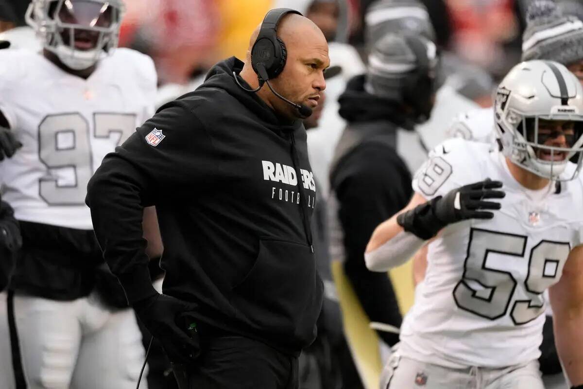 El entrenador interino de los Raiders de Las Vegas, Antonio Pierce, observa desde la banda dura ...