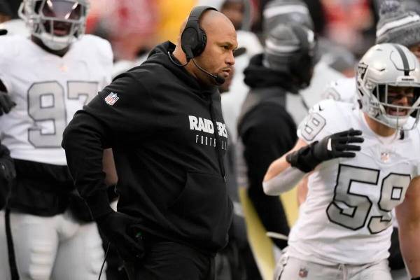 El entrenador interino de los Raiders de Las Vegas, Antonio Pierce, observa desde la banda dura ...