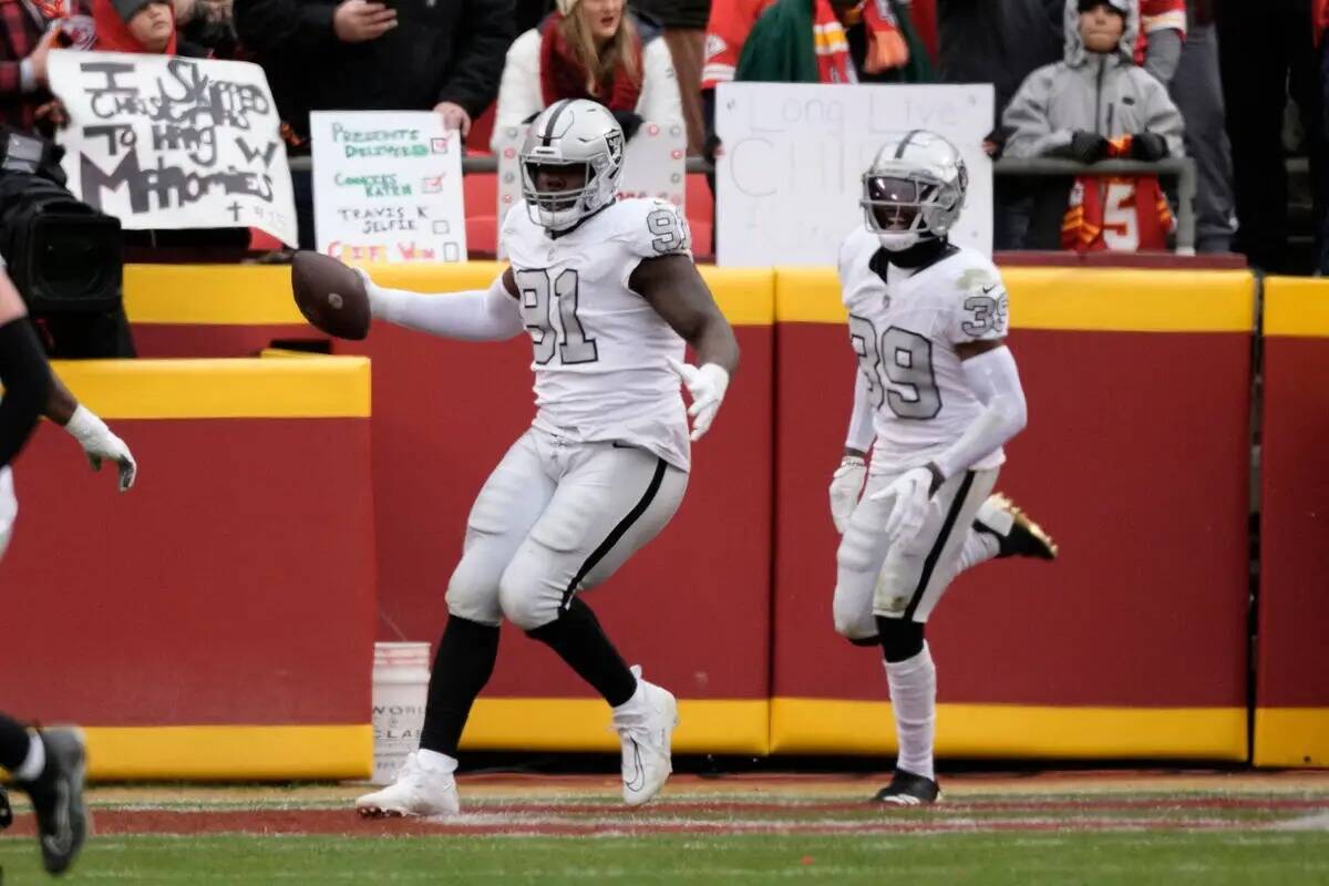 Bilal Nichols (91), defensive tackle de los Raiders de Las Vegas, celebra tras anotar al recupe ...