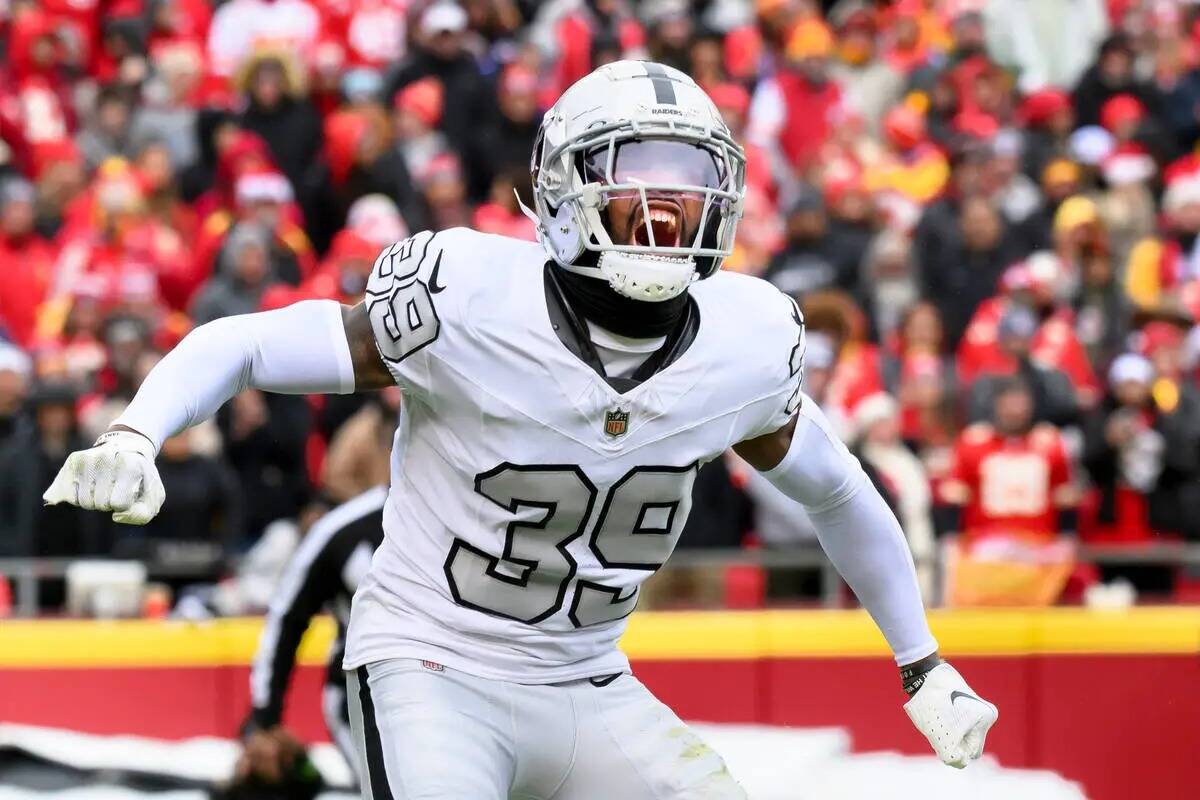 El cornerback de los Raiders de Las Vegas, Nate Hobbs, celebra una parada defensiva contra los ...