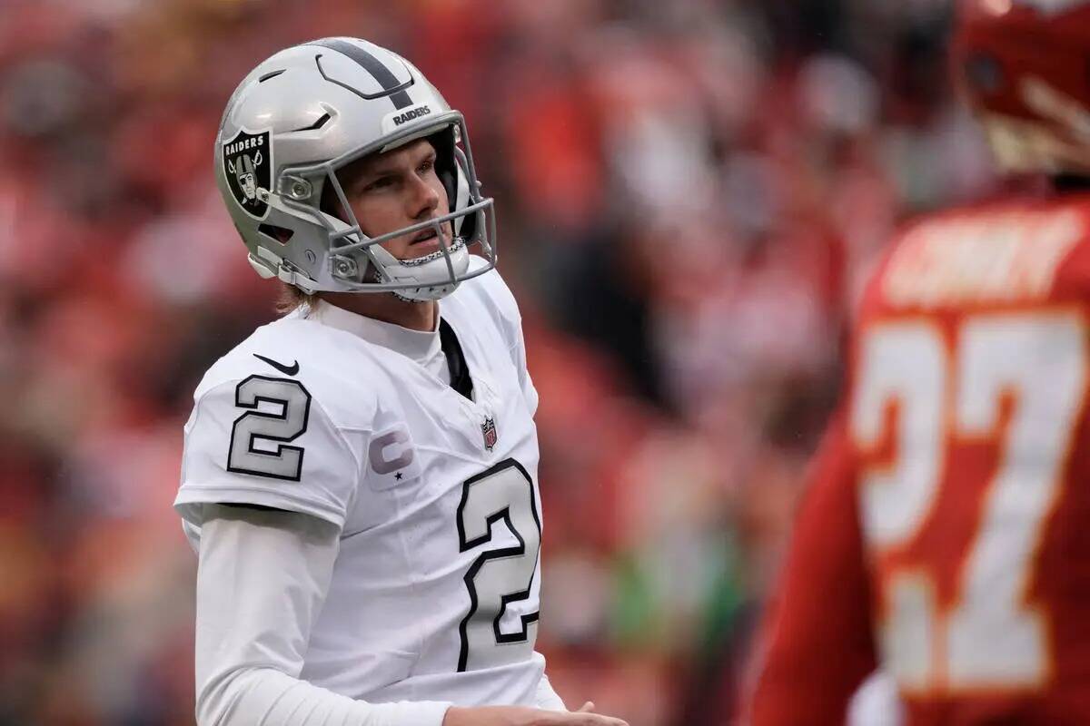 El pateador de campo de los Raiders de Las Vegas, Daniel Carlson, observa su gol de campo de 24 ...