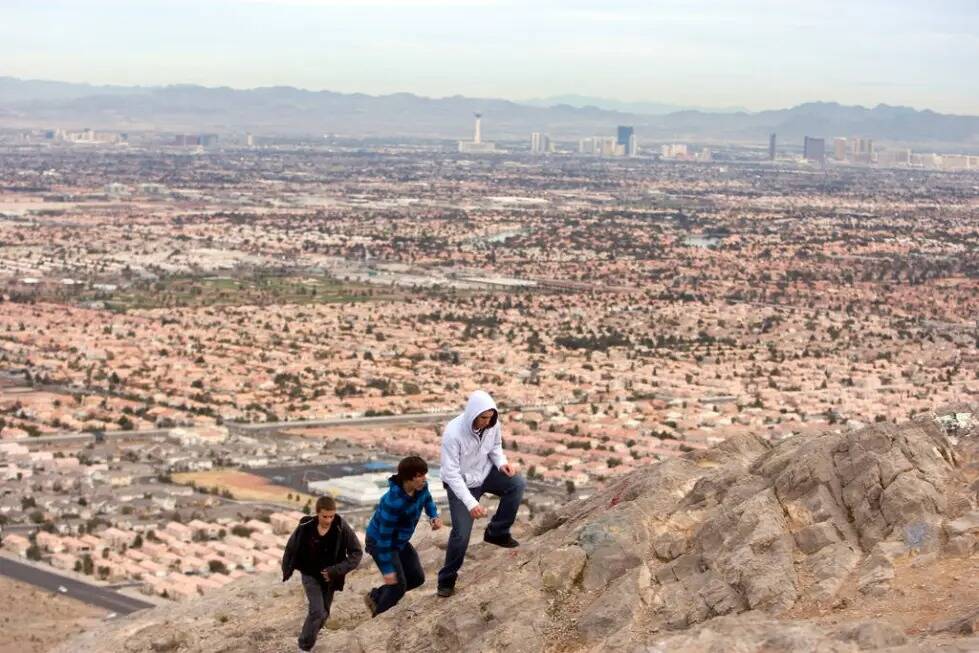 Carson Lada, de 14 años, Joshua Gibson, de 15, y John Rivas, de 14, escalan la Montaña Solita ...