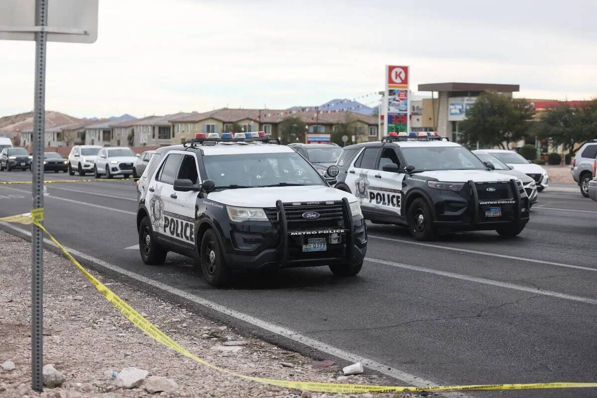 Un auto de policía con agujeros de bala en la escena de un tiroteo en el área de Blue Diamond ...