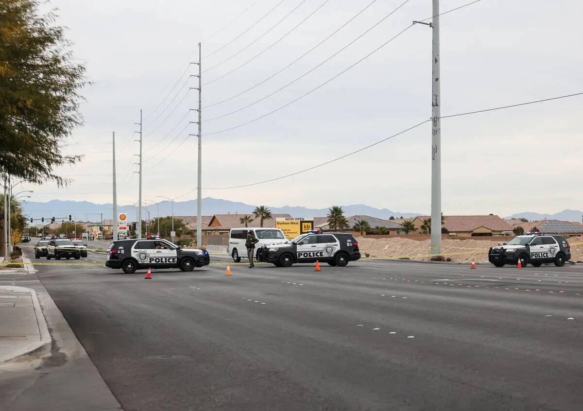 La policía investiga la escena de un tiroteo en el área de Blue Diamond Road y Durango Drive ...