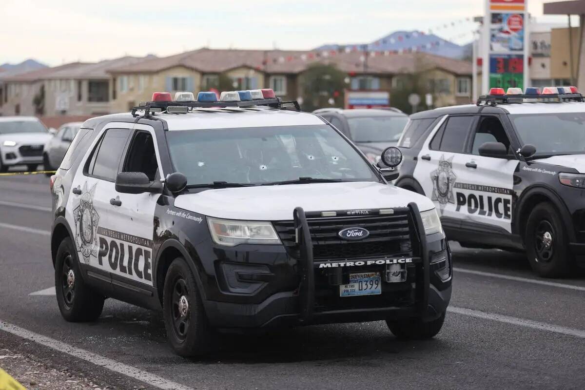 Un auto de policía con agujeros de bala en la escena de un tiroteo en el área de Blue Diamond ...