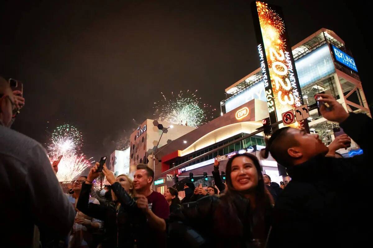 Fiesteros observan los fuegos artificiales en el Strip el domingo 1 de enero de 2023, en Las Ve ...