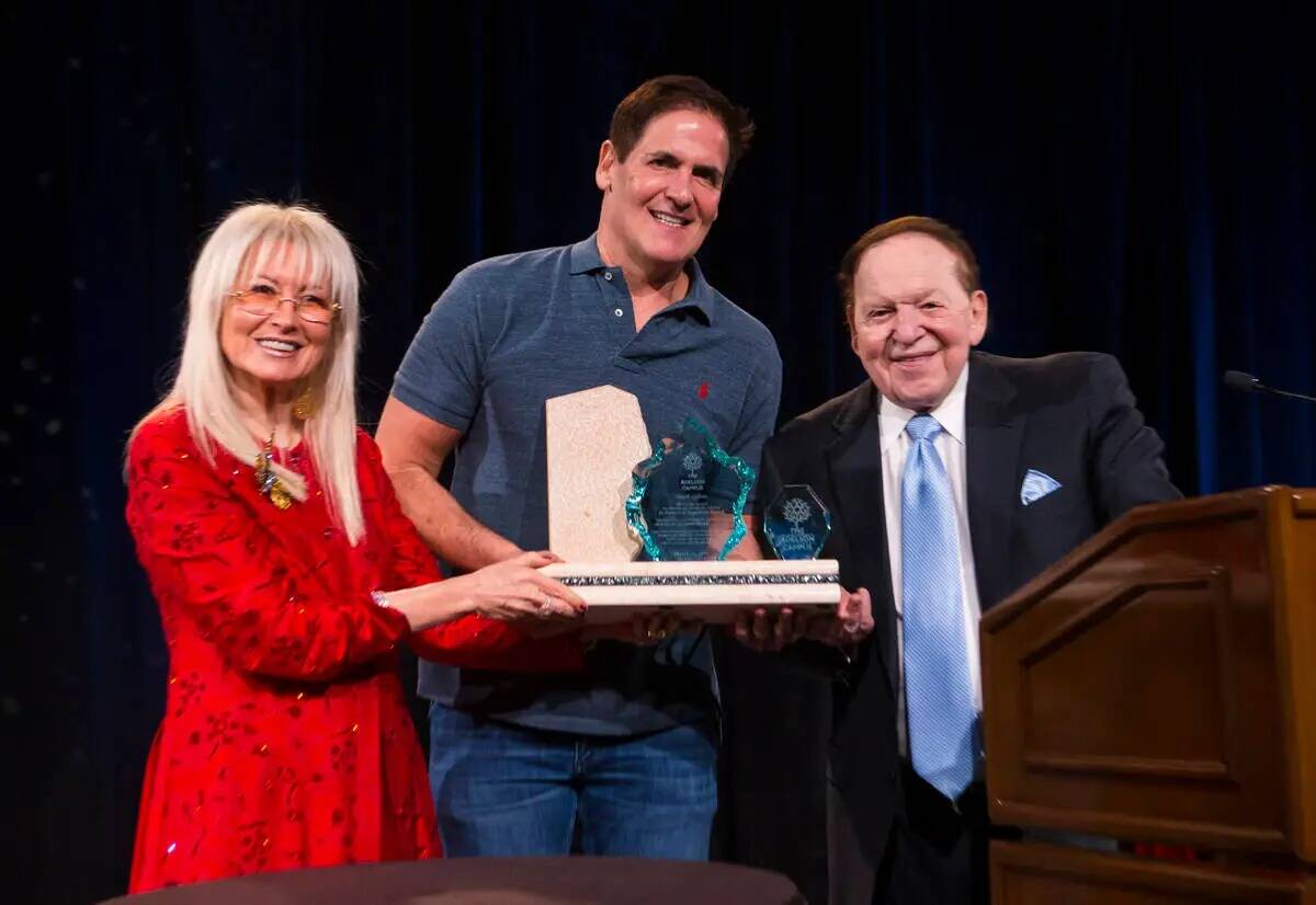 El emprendedor Mark Cuban, en el centro, posa con la doctora Miriam Adelson y Las Vegas Sands C ...