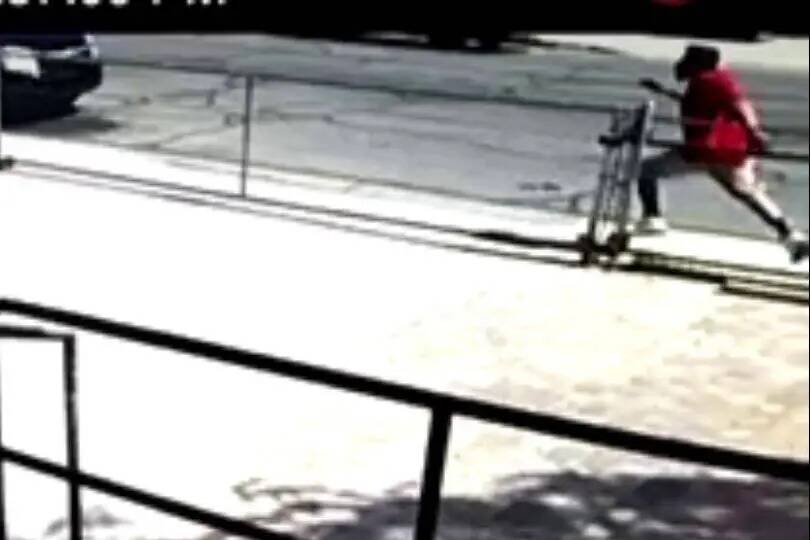 Esta captura de pantalla de video muestra a un sospechoso en un accidente de atropello y fuga q ...