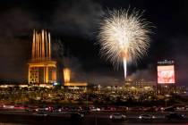 Fuegos artificiales sobre el nuevo Casino Durango el martes 5 de diciembre de 2023, en Las Vega ...