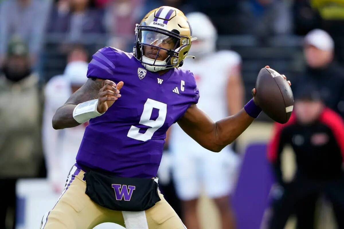 El quarterback de Washington Michael Penix Jr. busca lanzar contra Utah durante la primera mita ...