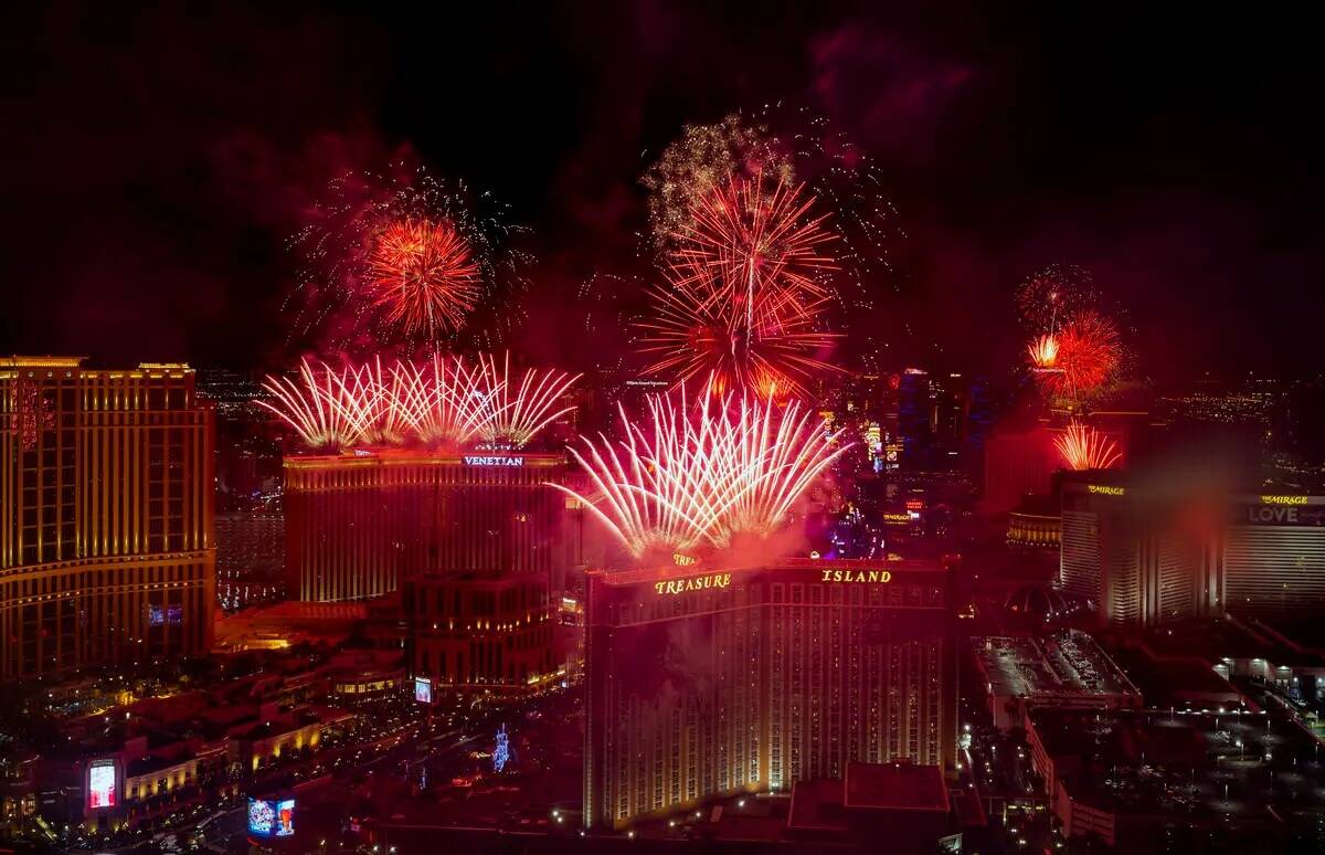 Los fuegos artificiales de Año Nuevo estallan sobre el Strip vistos desde lo alto de la Torre ...