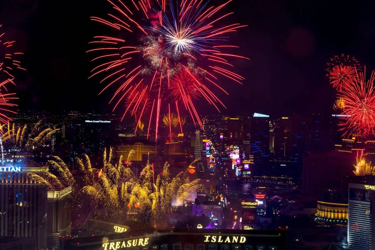 Los fuegos artificiales de Año Nuevo estallan sobre el Strip vistos desde lo alto de la Torre ...