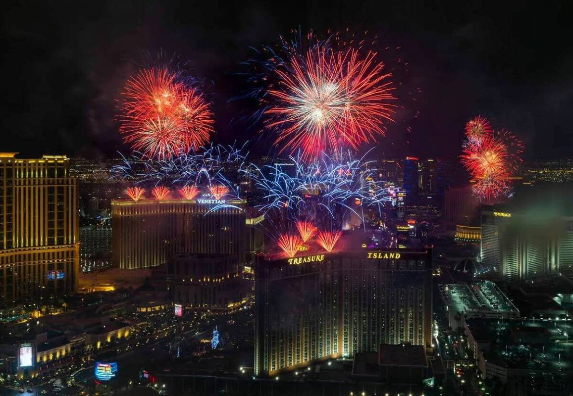 Los fuegos artificiales de Año Nuevo estallan sobre el Strip vistos desde lo alto de la Torre ...