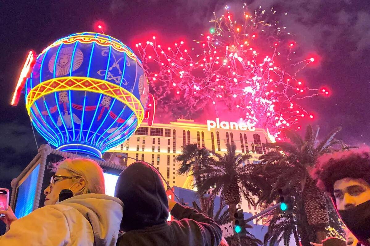 Fuegos artificiales explotan sobre el Strip de Las Vegas durante las celebraciones de Año Nuev ...