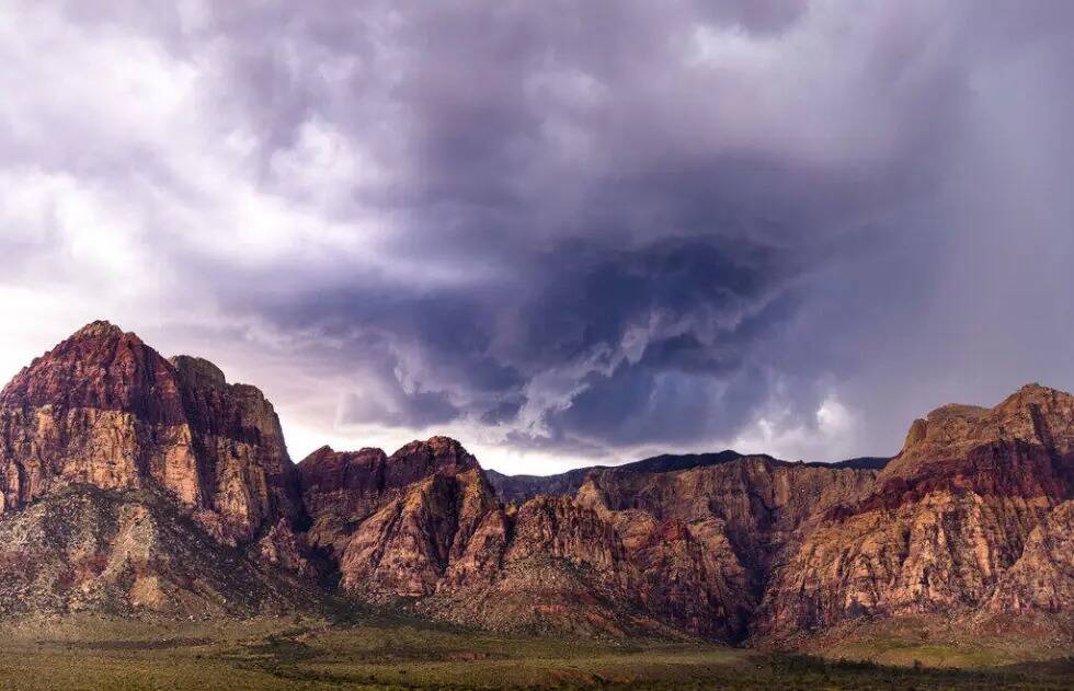 Una tormenta entra en el Red Rock Canyon National Conservation Area el jueves 14 de septiembre ...