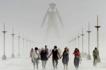 Visitantes de Burning Man caminan entre el polvo en el evento anual Burning Man en el desierto ...
