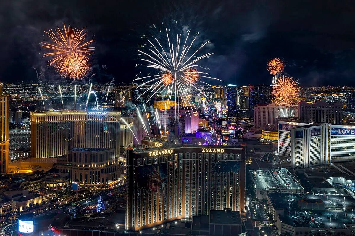 Fuegos artificiales de Año Nuevo sobre el Strip vistos desde lo alto de la Torre Trump el domi ...