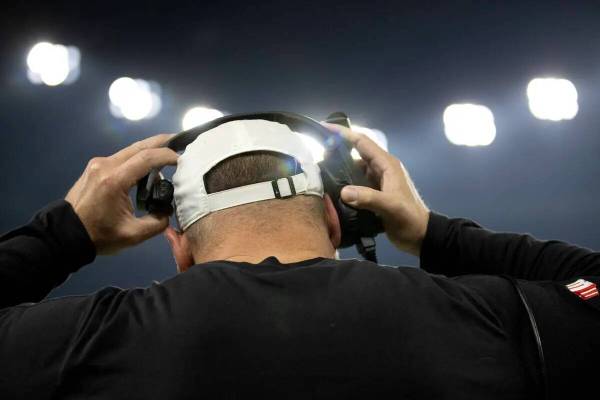 El entrenador de los UNLV Rebels, Barry Odom, ajusta sus auriculares durante la segunda mitad d ...