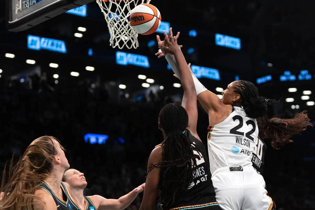 La alera de Las Vegas Aces A'ja Wilson (22) lanza contra la alera de New York Liberty Jonquel J ...