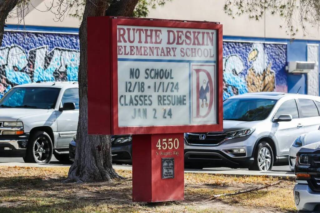 Ruthe Deskin Elementary School se ve el viernes, 15 de diciembre de 2023, en Las Vegas. La escu ...
