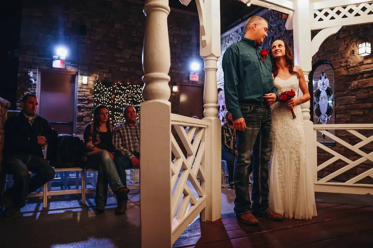 Kent Hagerman, a la izquierda, y Kendra Smith se abrazan durante su ceremonia de boda en Vegas ...