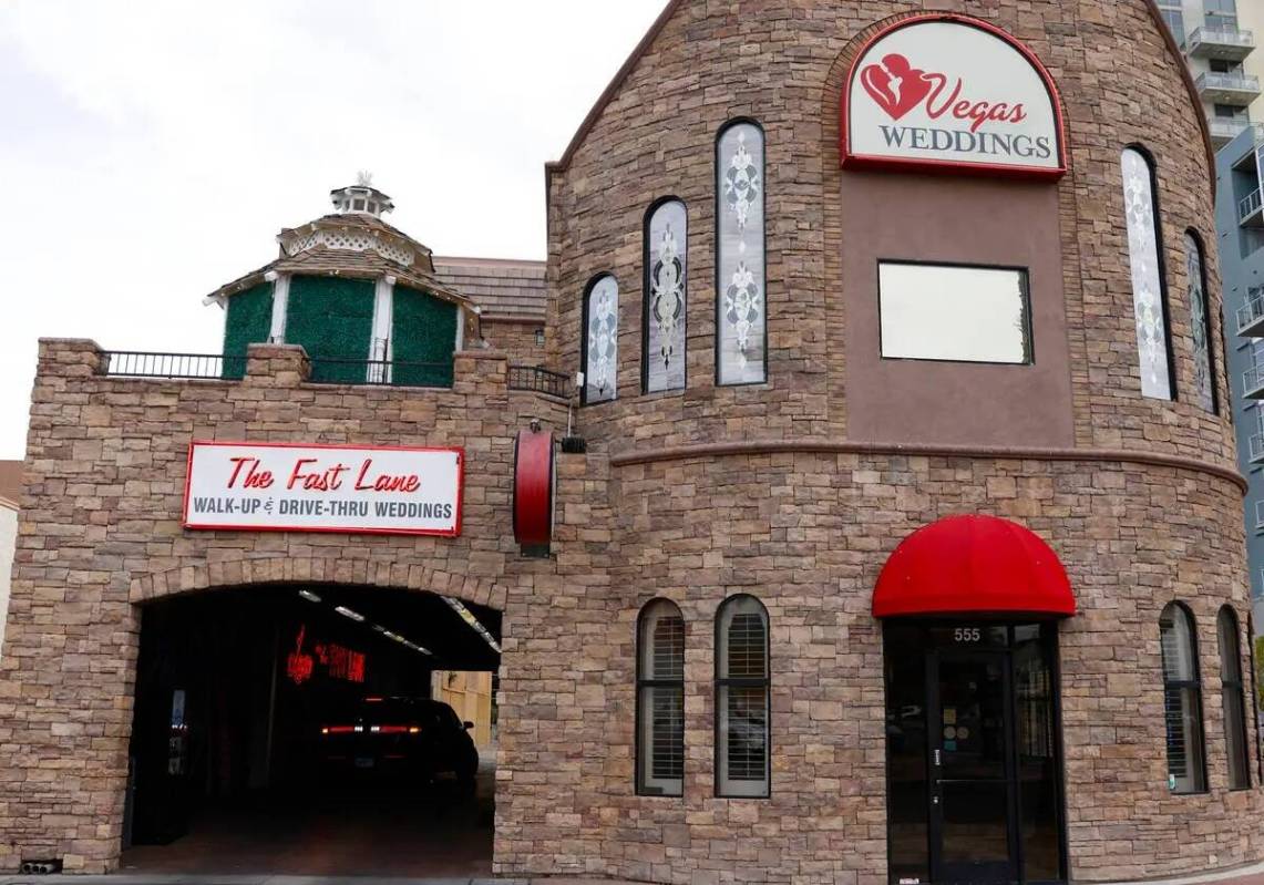 Se muestra la entrada a las bodas drive-thru en Vegas Weddings, el martes 19 de diciembre de 20 ...