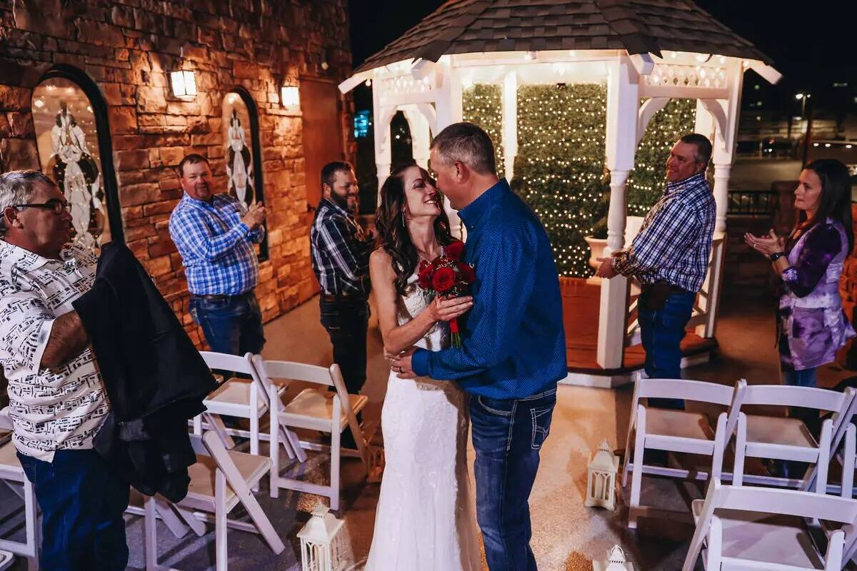 Kendra Smith, a la izquierda, besa a su esposo, Keith Hagerman, durante su ceremonia de boda en ...