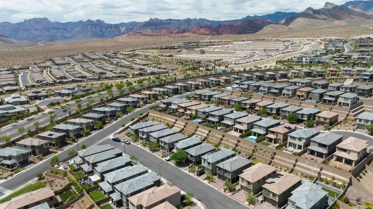 Una foto aérea muestra casas en Summerlin cerca de Paseos Park el miércoles, 9 de agosto 2023 ...