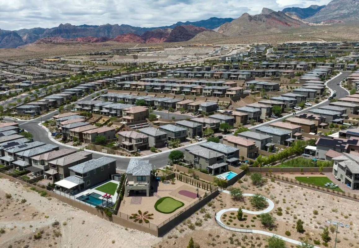 Una foto aérea muestra casas en Summerlin cerca de Paseos Park el miércoles, 9 de agosto 2023 ...